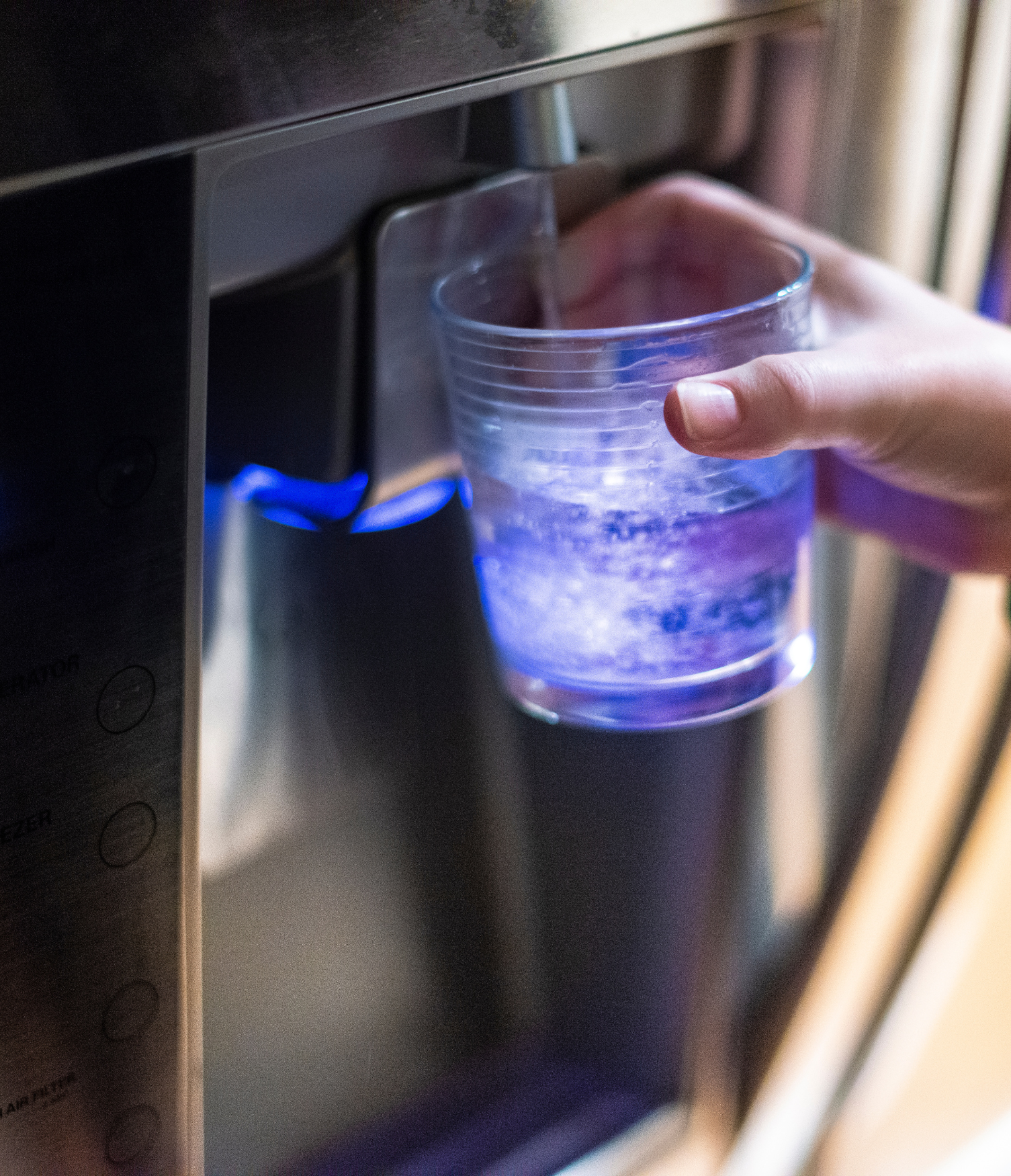 Cómo instalar un filtro de agua para refrigerador